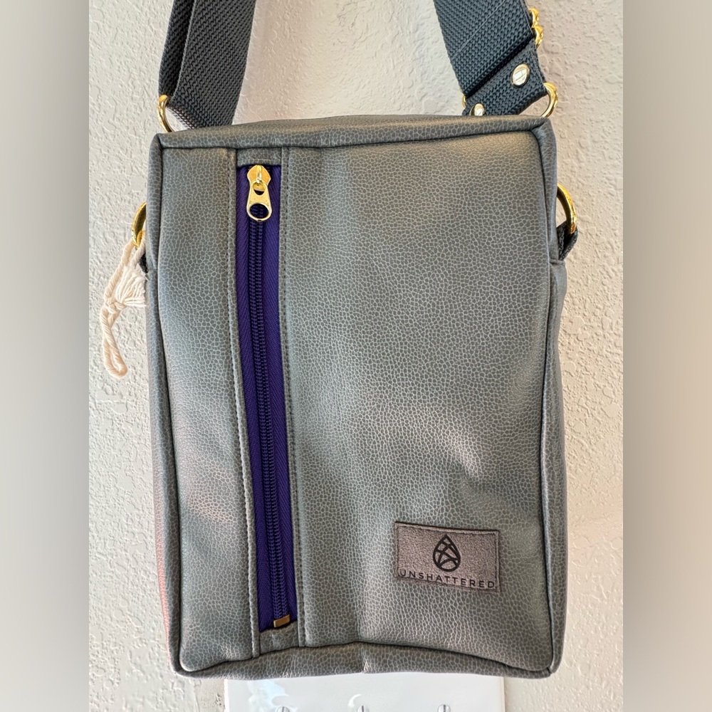 NWOT…Unshattered Alice‎ Errand crossbody with grey lining.